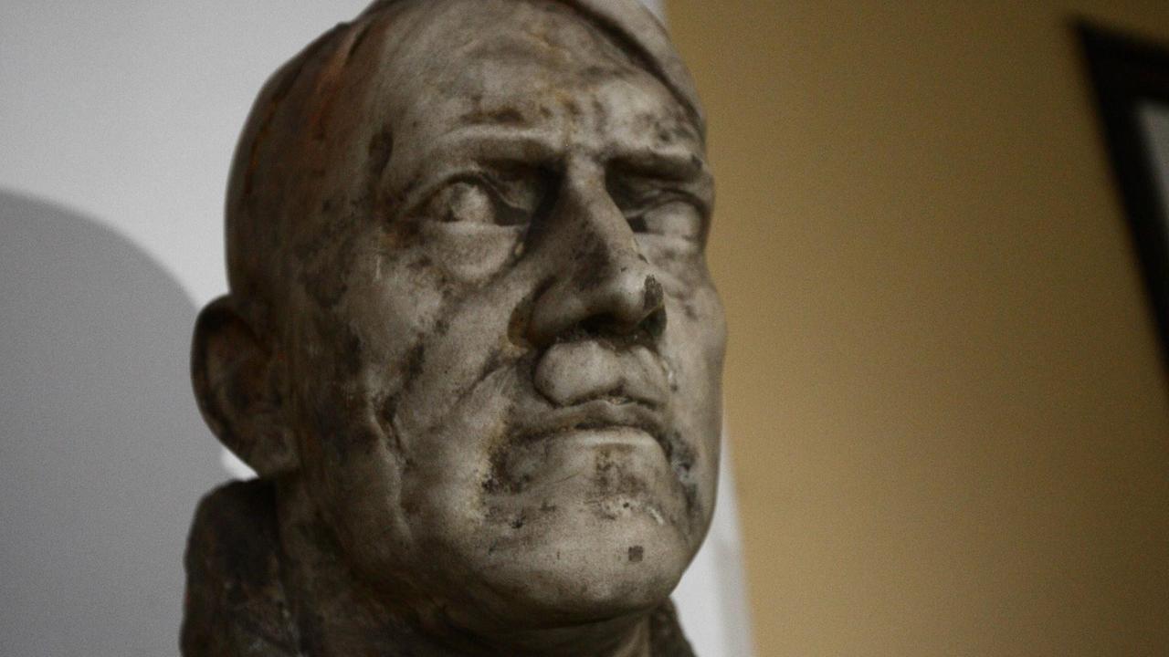 Joseph Thorak gestaltete eine Marmorbüste für Adolf Hitler. Er galt als sein Lieblingsbildhauer. Die Skulptur wurde tief vergraben in Danzig gefunden.
