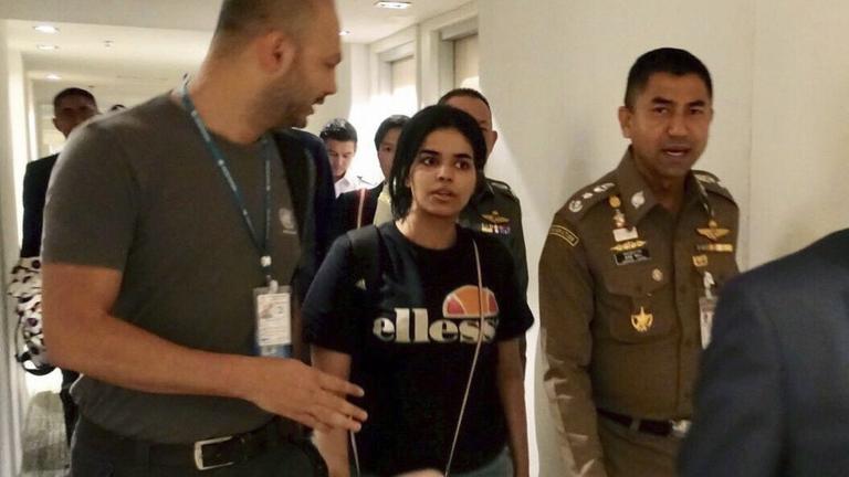 Rahaf Mohammed al-Kunun (M), die aus Saudi-Arabien geflohen ist, neben Surachate Hakparn (r), Chef der Einwanderungspolizei von Thailand, am internationalen Flughafen in Bangkok.