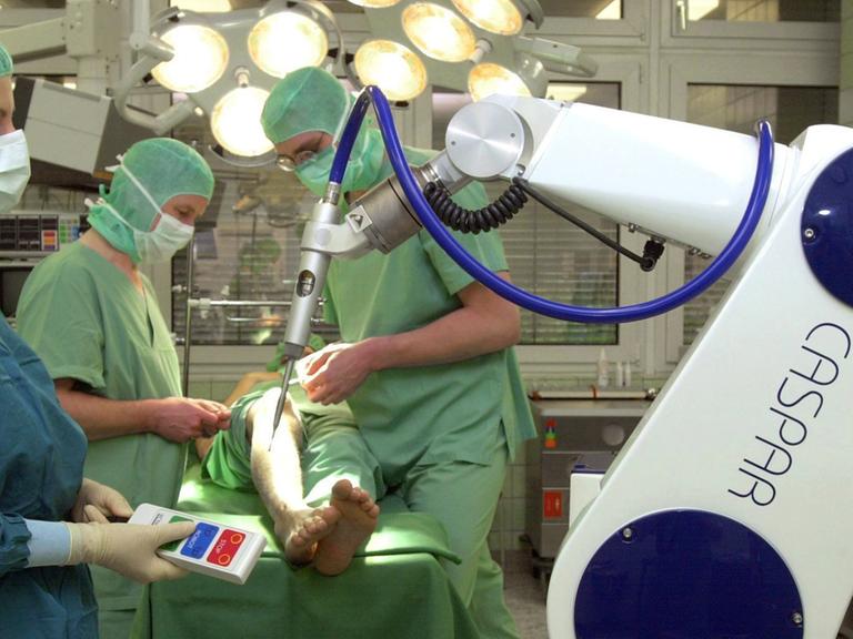 Erfurt (Thüringen): Im Operationssaal des Katholischen Krankenhauses St. Johann Nepomuk in Erfurt bereiten Ärzte und eine Schwester am 28.10.2000 eine Operation mit dem OP-Roboter CASPAR (Computer Assisted Surgical Planning and Robotics) vor.
