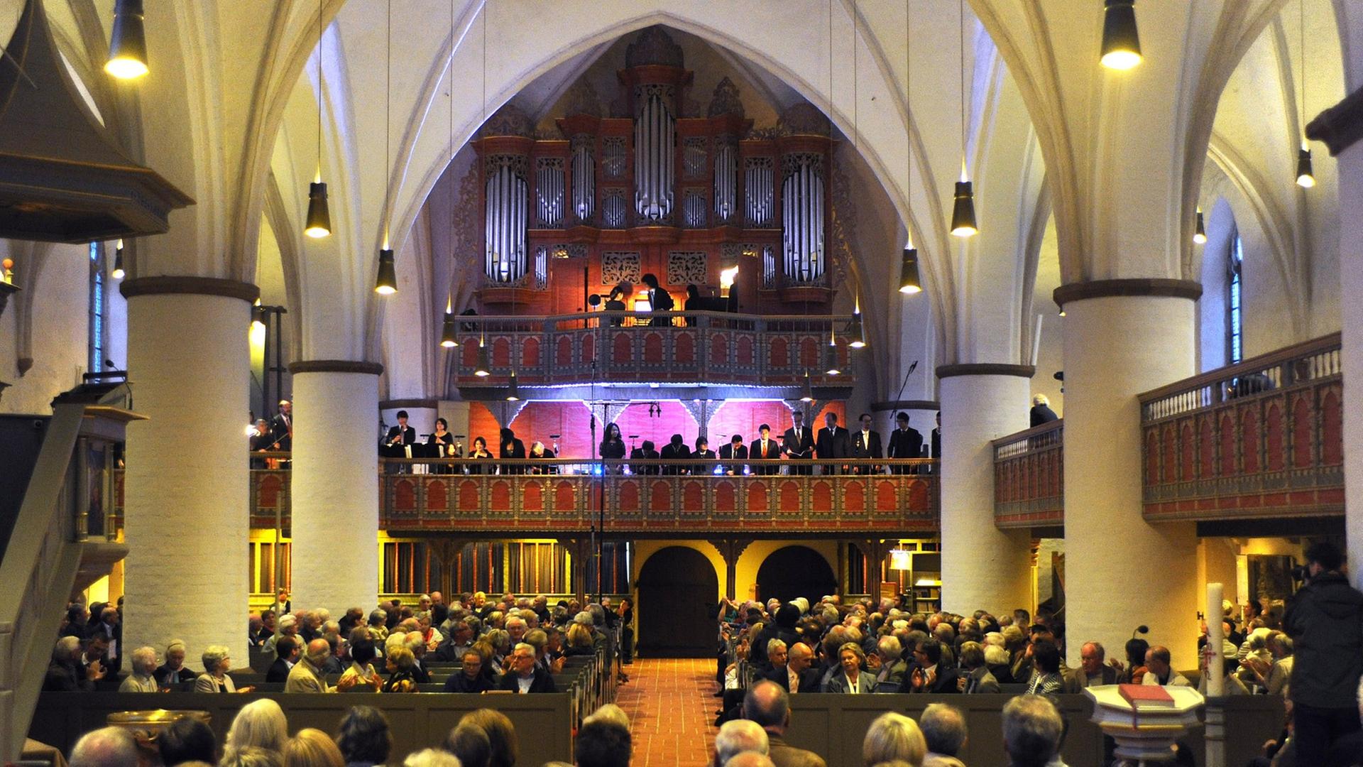 Blick in das Innere der St. Cyprian- und Corneliuskirche in Ganderkesee und auf die Arp-Schnitger-Orgel während eines Konzerts