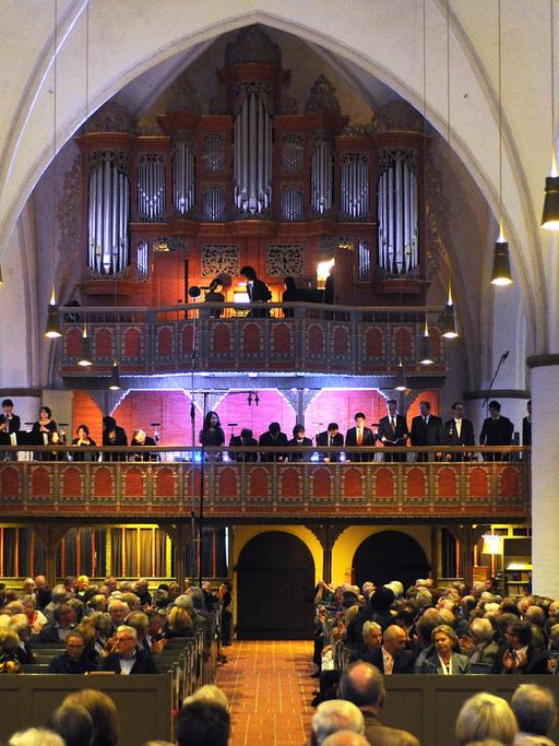 Die St. Cyprian- und Corneliuskirche in Ganderkesee (Kreis Oldenburg) ist am Abend des Dienstag (30.08.2011) während des Arp-Schnitger-Festival II: "Buxtehude & Bach & Schnitger" bis auf den letzten Sitzplatz gefüllt. Im Hintergrund ist die Orgel von Arp Schnitger zu sehen. Das Konzert mit dem Bach Collegium aus Japan fand im Rahmen des Musikfestes Bremen 2011 statt.