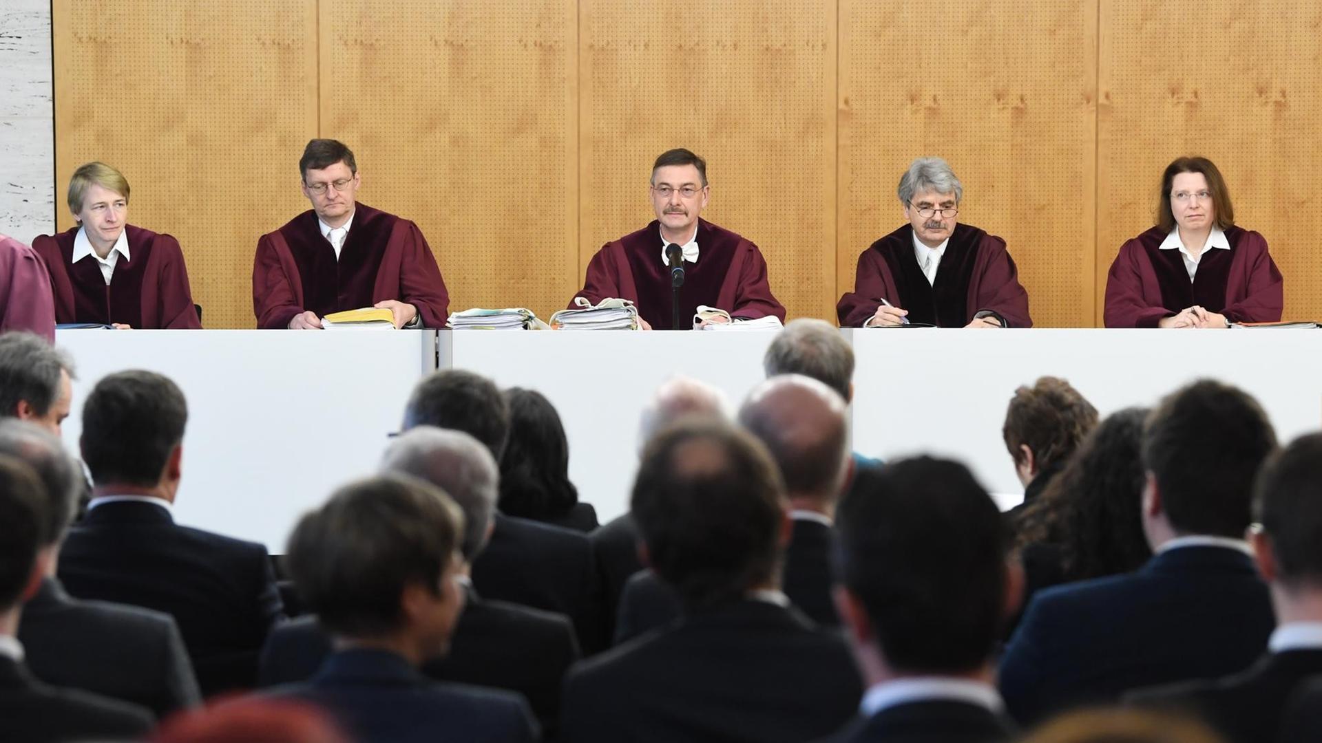 Das Bild zeigt den Elften Zivilsenat beim Bundesgerichtshof (BGH) in Karlsruhe am 21.02.2017 vor der Urteilsverkündung zur Kündigung gutverzinster Bauspar-Altverträge.