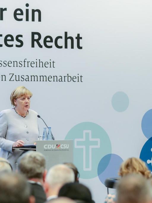 Bundeskanzlerin Angela Merkel (CDU) spricht bei der Internationalen Parlamentarierkonferenz mit dem Titel "Schutz für ein gefährdetes Recht - Glaubens und Gewissensfreiheit" im Bundestag in Berlin.