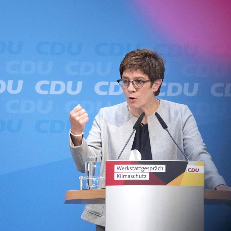 Das Foto zeigt CDU-Chefin Annegret Kramp-Karrenbauer auf der Tagung "Werkstattgespräch Klimaschutz" in Berlin.