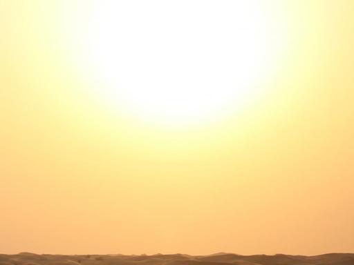 Die Sonne scheint hell über der Wüste von Dubai. Die Sonne scheint hell über der Wüste von Dubai.