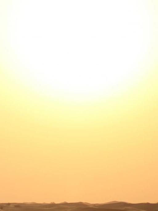 Die Sonne scheint hell über der Wüste von Dubai.