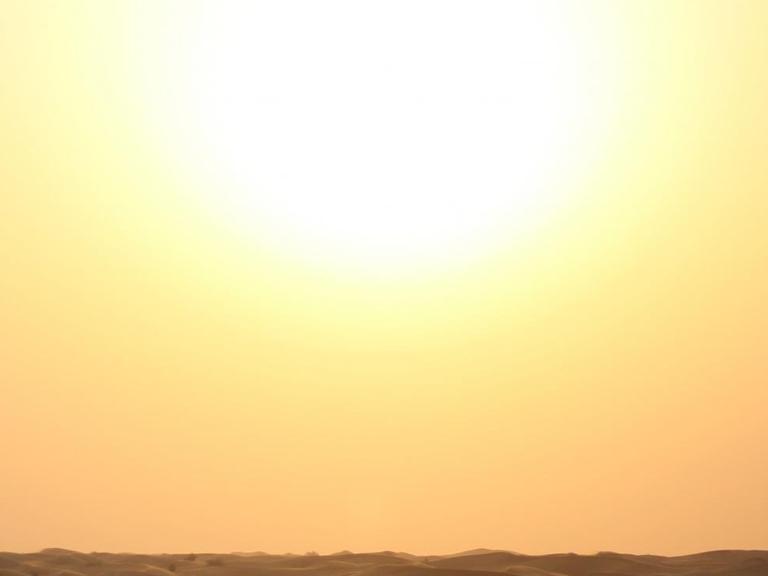 Die Sonne scheint hell über der Wüste von Dubai.
