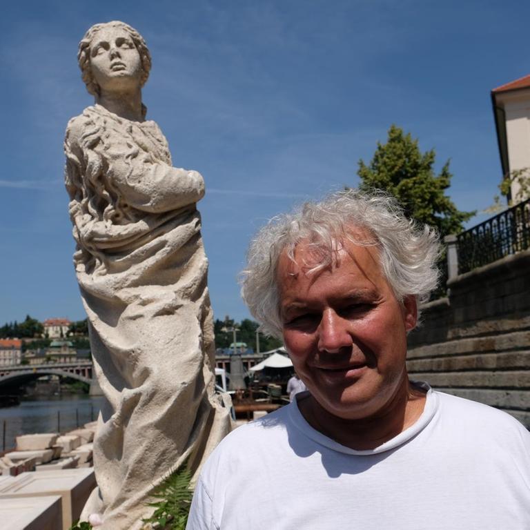 Bildhauer Petr Vana mit der Marienstatue