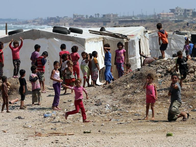 Kinder spielen in einem inoffiziellen Flüchtlingslager bei Arida nördlich von Beirut im Libanon im Juni 2015