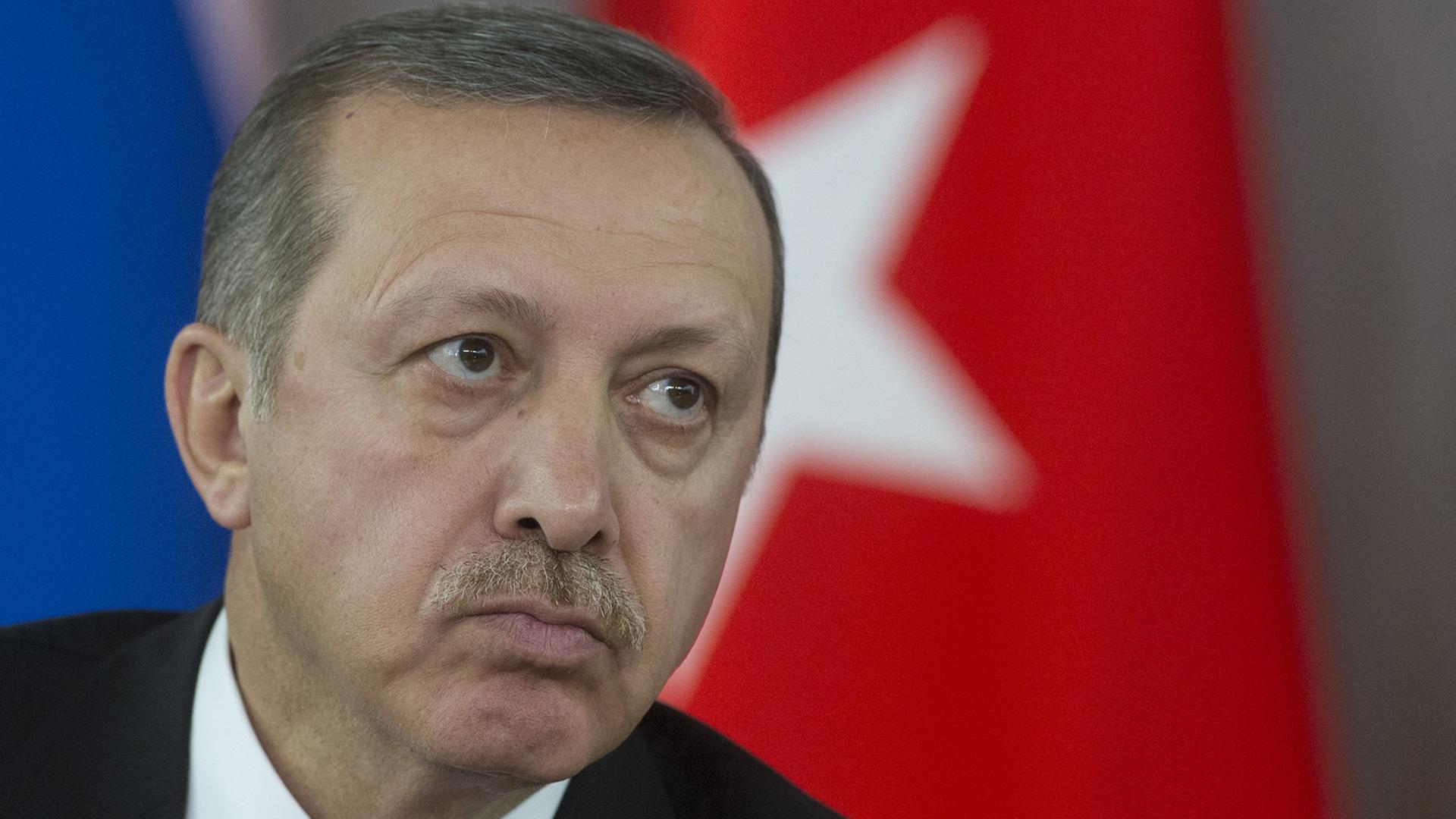 Der türkische Ministerpräsident Recep Tayyip Erdogan vor einer Türkeifahne.