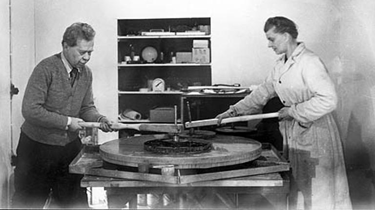 Liisi Oterma und Yrjö Väisälä schleifen 1955 eine Korrekturlinse für ein Teleskop des Observatoriums Kvistaberg 