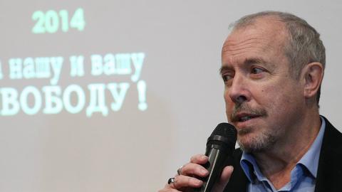 Der russische Rockmusiker Andrej Makarevich spricht in ein Mikrofon.