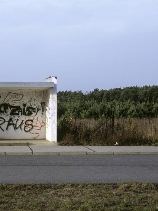 Leerstehende Bushaltestelle mit Graffiti Nazis Raus in Hoyerswerda Neustadt. 2009.