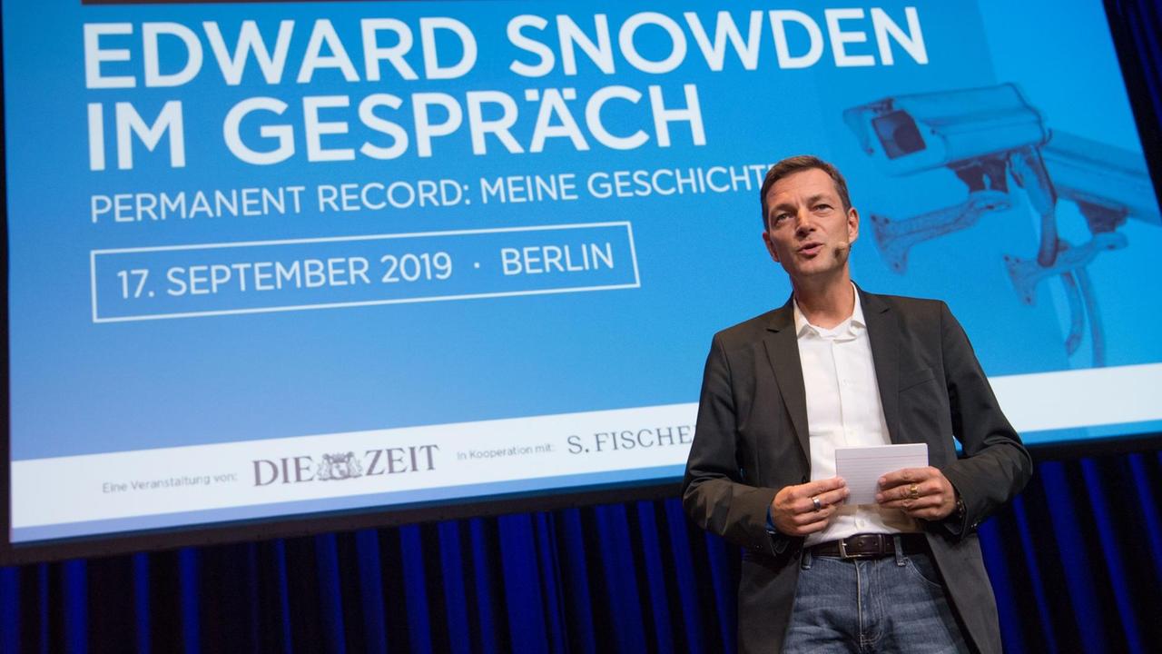 Holger Stark, stellvertretender Chefredakteur der "Zeit", bei einem Gespräch mit Edward Snowden.
