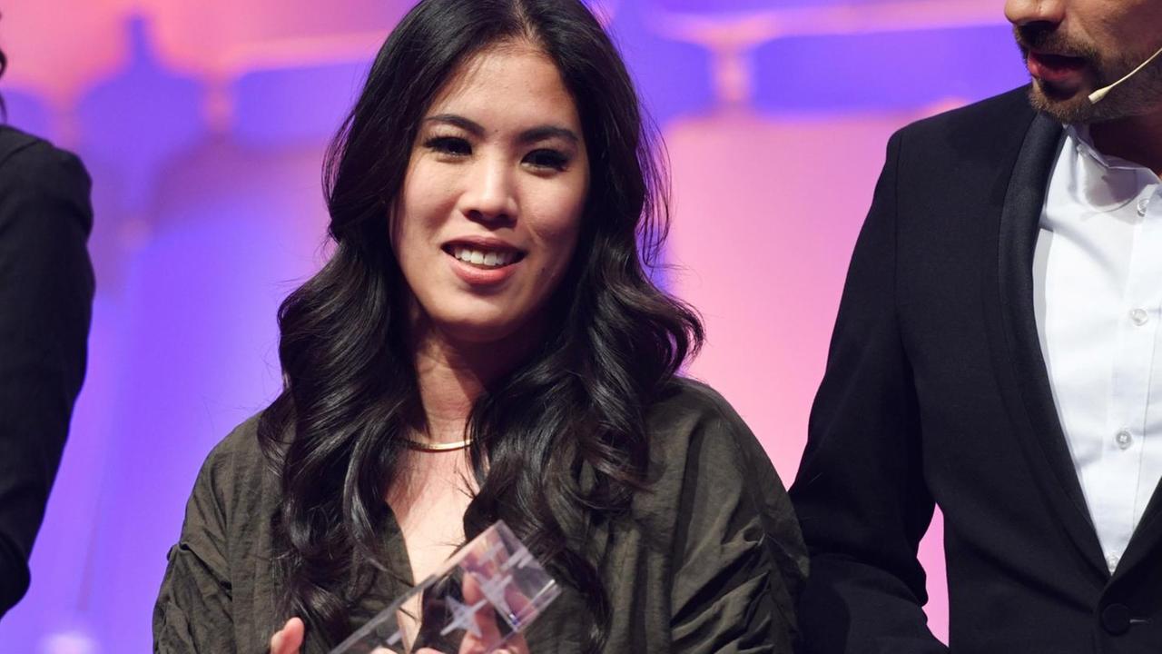 Mai Thi Nguyen-Kim nimmt bei der Verleihung der Grimme Online Awards den Preis in der Kategorie "Wissen und Bildung" für den YouTube-Wissenschaftskanal «maiLab» entgegen.