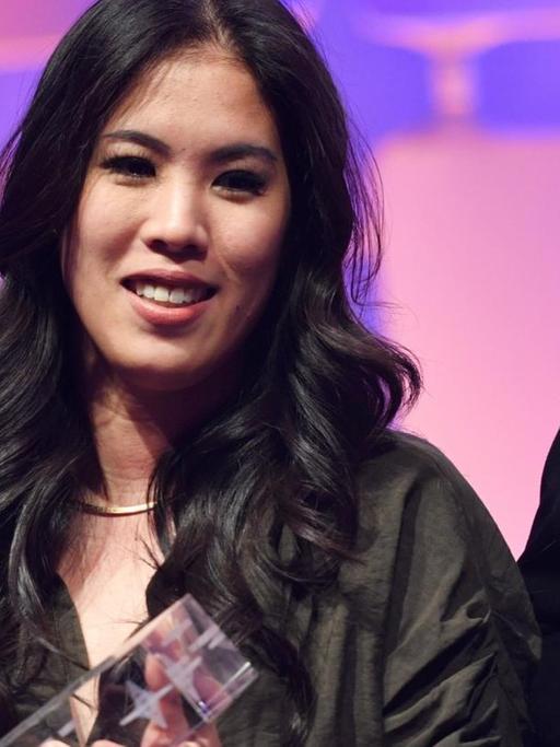 Mai Thi Nguyen-Kim nimmt bei der Verleihung der Grimme Online Awards den Preis in der Kategorie "Wissen und Bildung" für den YouTube-Wissenschaftskanal «maiLab» entgegen.