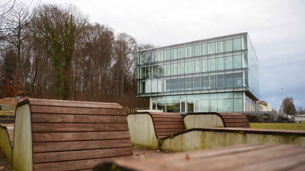 Sitzmöbel aus Beton und Holz stehen am 07.02.2014 vor der Zeppelin Universität am Seemooser Horn in Friedrichshafen (Baden-Württemberg).