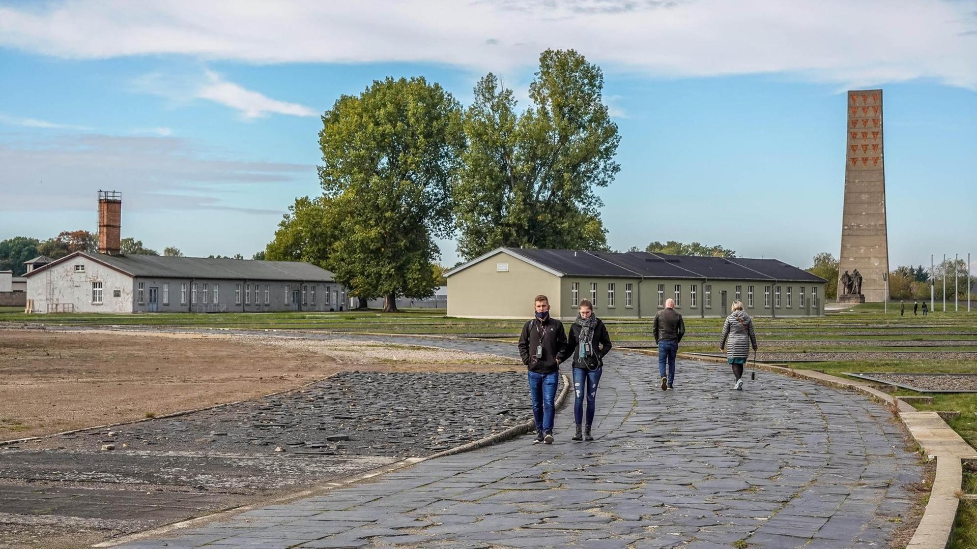 Der Appellplatz mit Obelisk aus der DDR-Zeit im Hintergrund in der KZ-Gedenkstätte Sachsenhausen