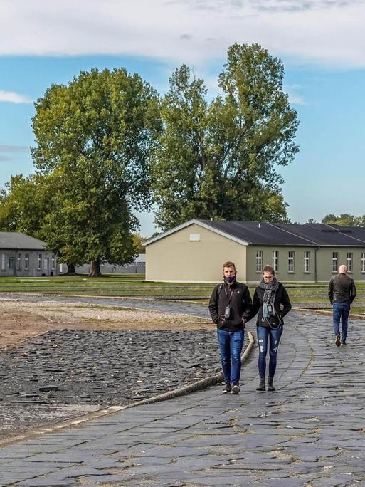 Der Appellplatz mit Obelisk aus der DDR-Zeit im Hintergrund in der KZ-Gedenkstätte Sachsenhausen