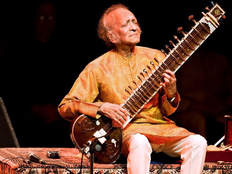 Der indische Musiker Ravi Shankar bei einem Konzert im Barbican Centre in London