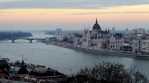 Blick vom Burgberg in Budapest auf die Donau und das Parlamentsgebäude.