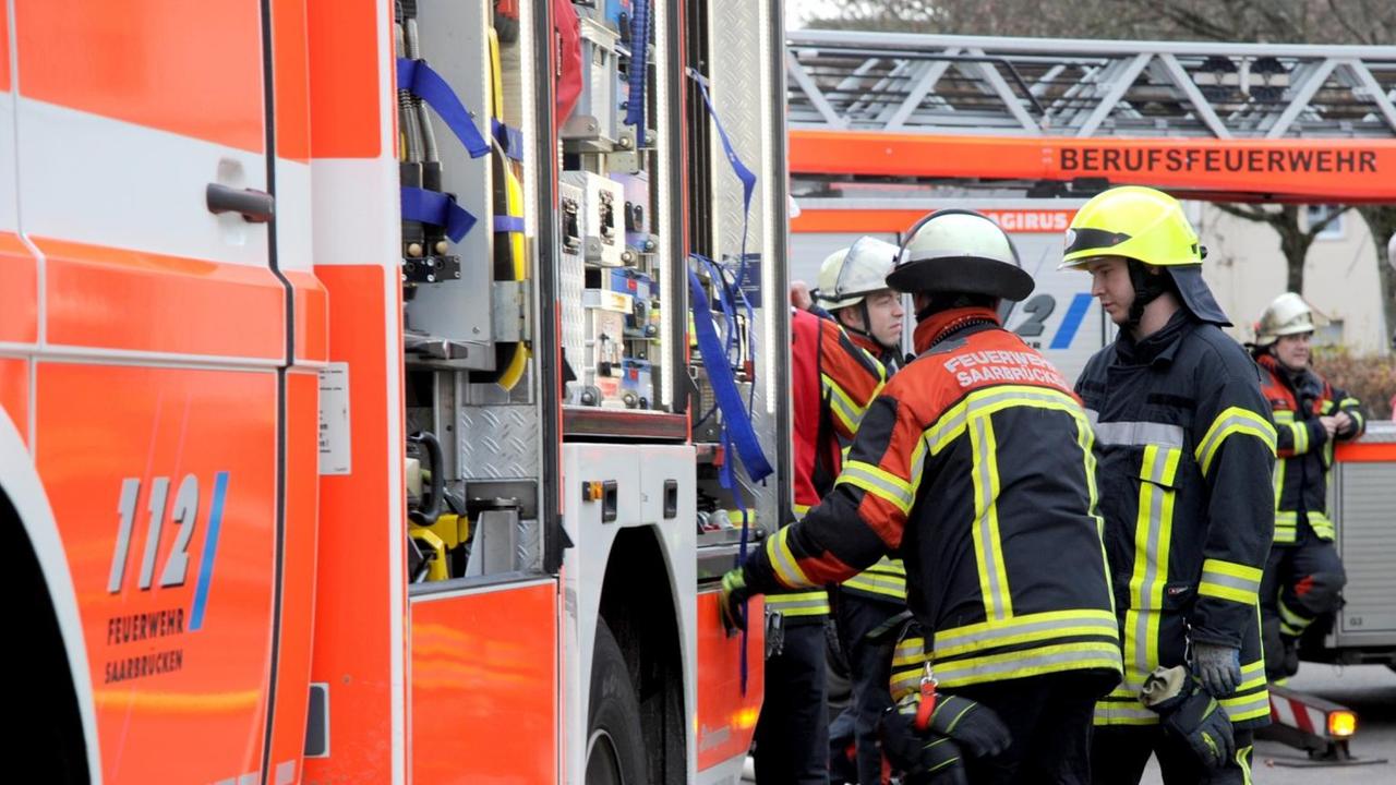 Die Feuerwehr bei einem Einsatz in Saarbrücken.