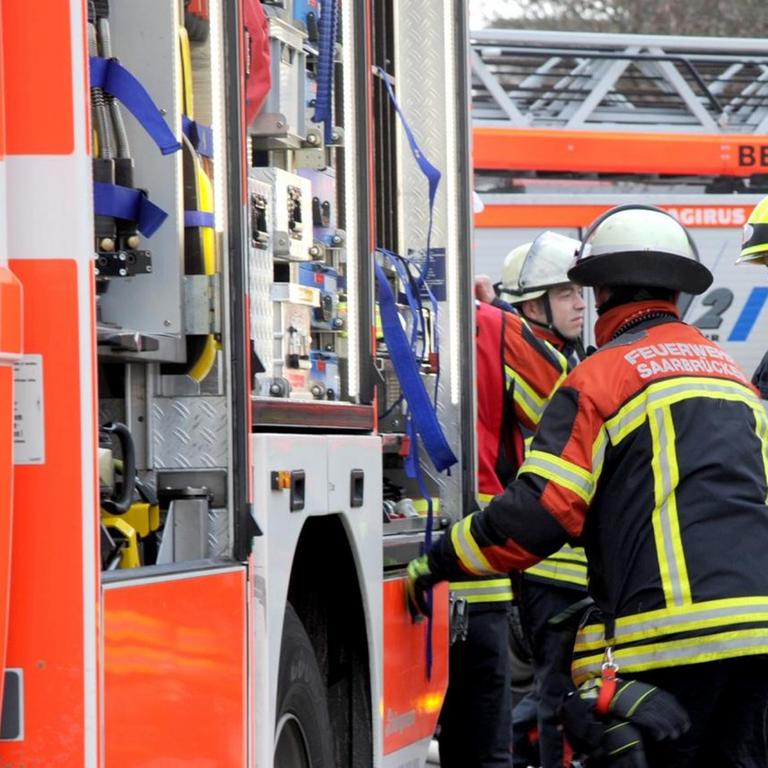 Die Feuerwehr bei einem Einsatz in Saarbrücken. 