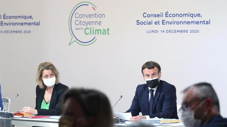 Frankreichs Prasident Emmanuel Macron (M.) und die französische Umwletministerin Barbara Pompili auf einem Klima-Bürgerkongress in Paris