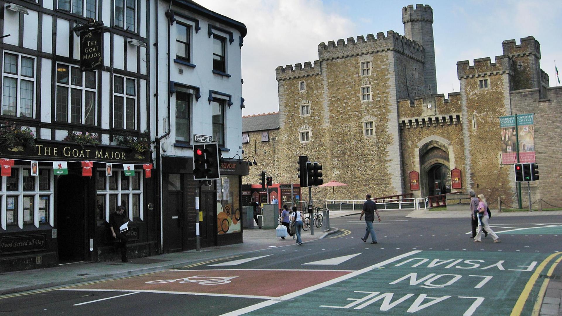 Burg und ein Pub in der britschen Stadt Cardiff. Burg und ein Pub in der britschen Stadt Cardiff.