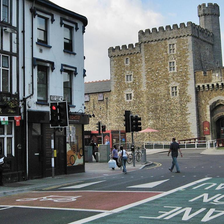 Burg und ein Pub in der britschen Stadt Cardiff.