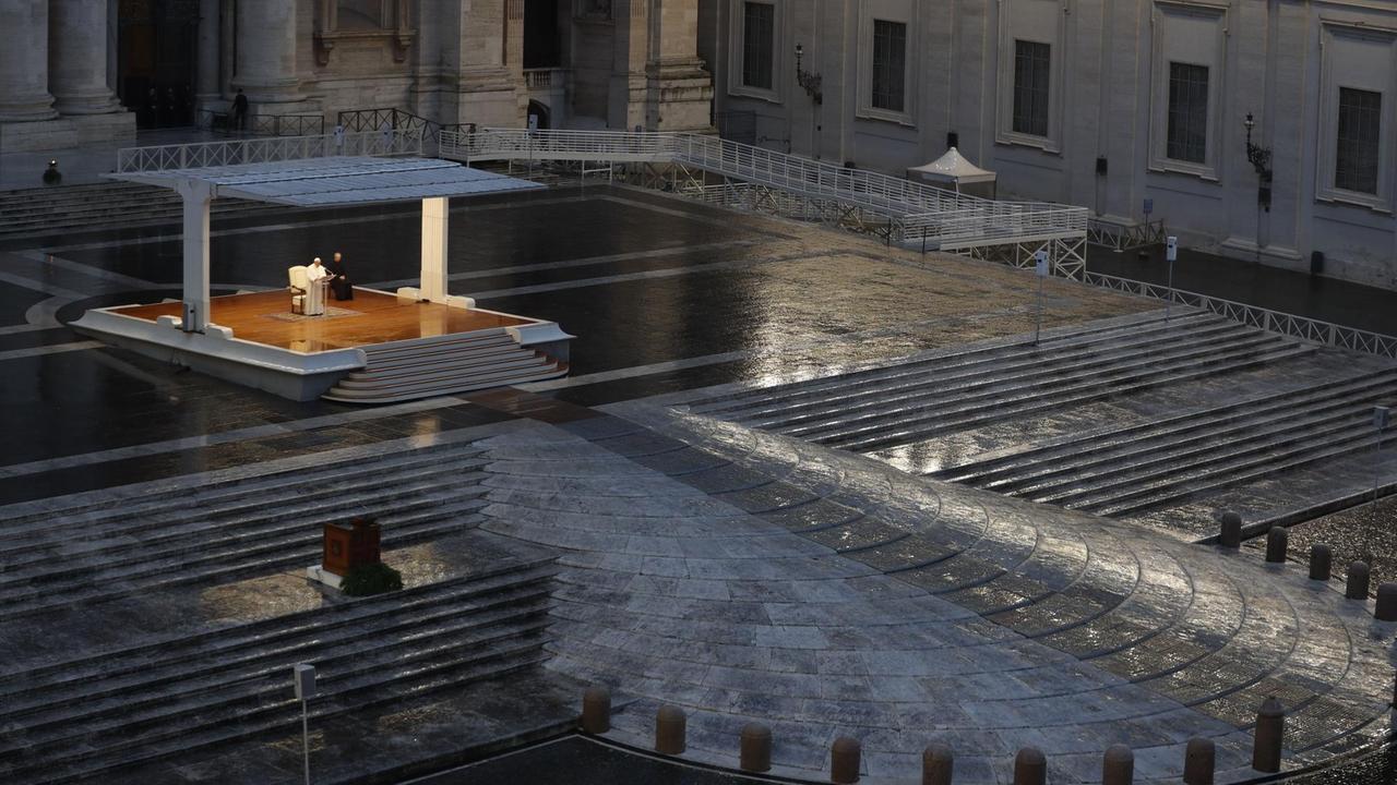 Papst Franziskus auf dem leeren Petersplatz 