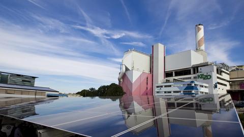 Blick auf das Dach der Kehrichtverwertung Zürcher Oberland: mit CO2-Kollektoren und Solarpanels.