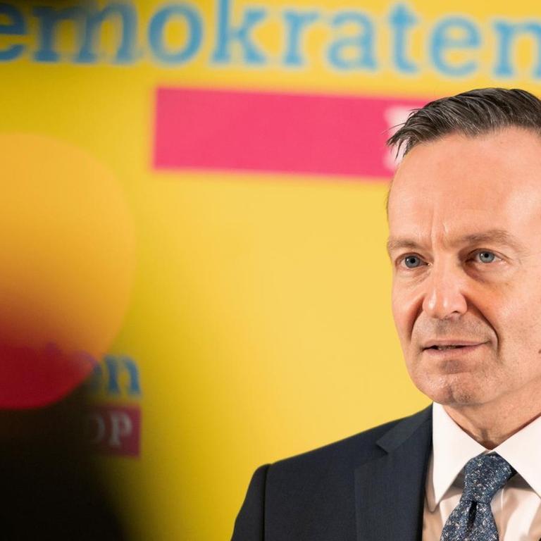 Volker Wissing, FDP-Generalsekretär, spricht im Atrium des Hans-Dietrich-Genscher-Hauses zu Journalisten.
