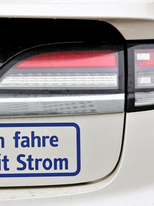 "Ich fahre mit Strom" steht an einem elektrisch angetriebenen Opel Ampera, der am 27.04.2016 in Halle (Sachsen-Anhalt) an einer Ladesäule von EnviaM geladen wird.