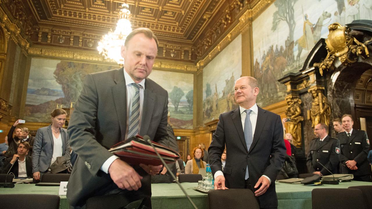 Hamburgs Bürgermeister Olaf Scholz (SPD, r.) und Hamburgs Innensenator Andy Grote (SPD, l.) warten am 9. November 2017 im Rathaus in Hamburg auf den Beginn des G20-Sonderausschusses. Scholz soll zu den Gipfel-Vorbereitungen befragt werden.