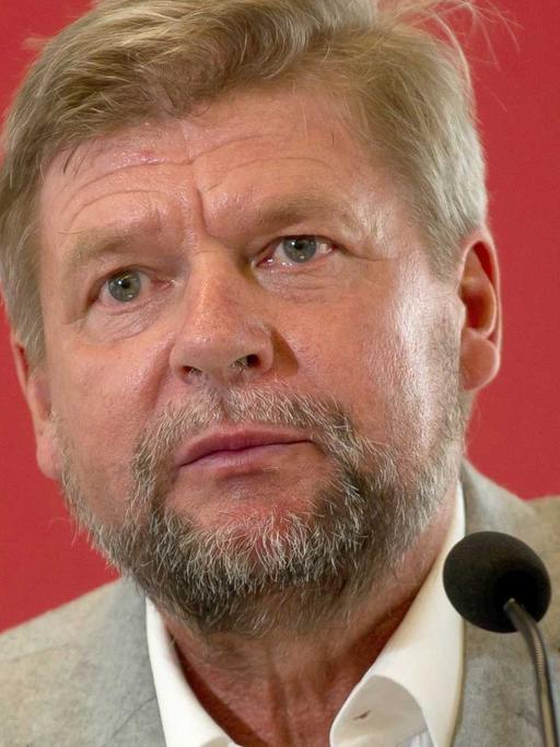 Klaus Schroeder von der Freien Universität Berlin nimmt in Berlin an der Pressekonferenz für ein Projekt zur Erforschung der Opfer der innerdeutschen Grenze teil.