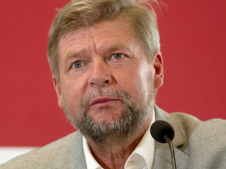 Klaus Schroeder von der Freien Universität Berlin nimmt in Berlin an der Pressekonferenz für ein Projekt zur Erforschung der Opfer der innerdeutschen Grenze teil.