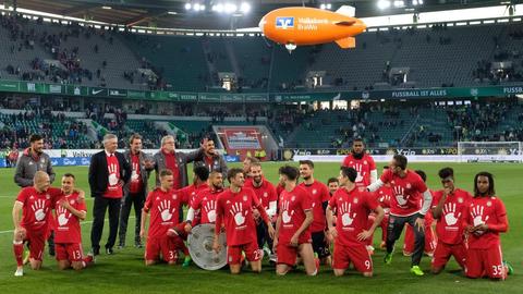 Münchens Spieler feiern mit den Fans den Sieg und die deutsche Meisterschaft.