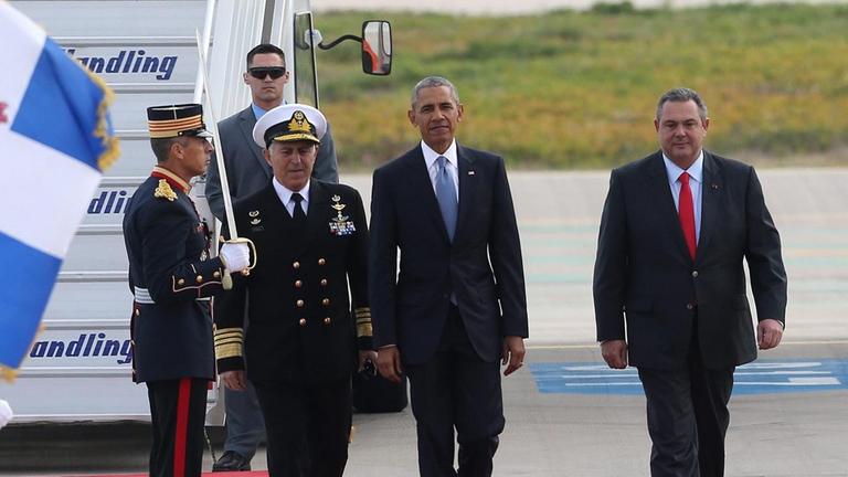 US-Präsident Barack Obama wird vom grieschischen Verteidigungsminister Panos Kammenos auf dem Athener Flughafen empfangen