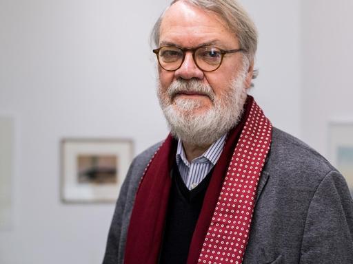 Wulf Herzogenrath, Direktor der Sektion Bildende Kunst der Akademie der Künste Berlin, posiert am 24.11.2016 im Kunstmuseum in Solingen (Nordrhein-Westfalen) bei der Ausstellung "Drei Künstlerinnen: Käthe Loewenthal und ihre Schwestern".
