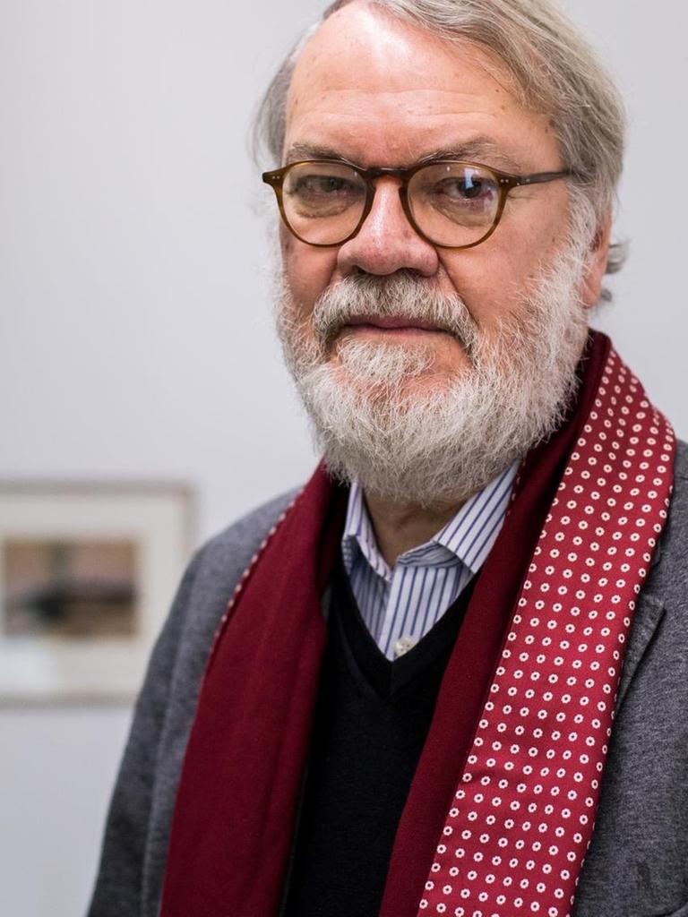 Wulf Herzogenrath, Direktor der Sektion Bildende Kunst der Akademie der Künste Berlin, posiert am 24.11.2016 im Kunstmuseum in Solingen (Nordrhein-Westfalen) bei der Ausstellung "Drei Künstlerinnen: Käthe Loewenthal und ihre Schwestern".