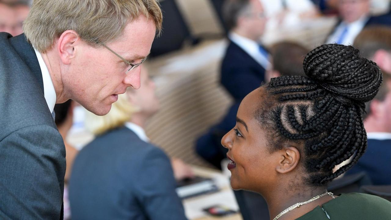 Daniel Günther (CDU), Ministerpräsident von Schleswig-Holstein, spricht mit Aminata Touré im Kieler Landtag.
