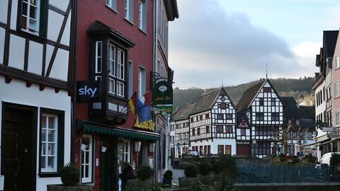 Blick auf Fachwerkhäuser und Fluss mit Brücke in Bad Münstereifel