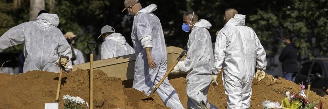 Das Foto zeigt einen Friedhof im Osten von Sao Paulo/Brasilien, auf dem Massenbegräbnisse wegen der Coronakrise stattfinden. Das Foto zeigt einen Friedhof im Osten von Sao Paulo/Brasilien, auf dem Massenbegräbnisse wegen der Coronakrise stattfinden.