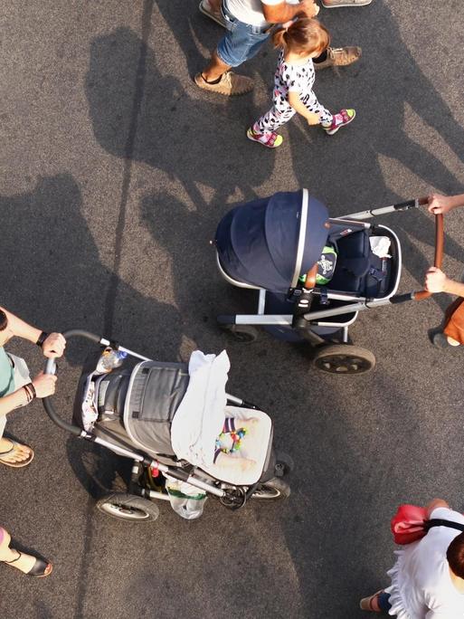 Eltern mit Kinderwagen; Vogelperspektive