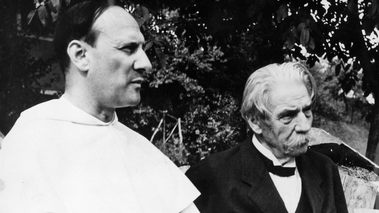 Friedensnobelpreisträger Dominique Pire (links) im September 1959 mit Albert Schweitzer (rechts).