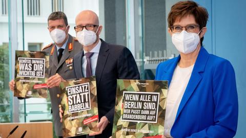 Markus Laubenthal (l-r), stellvertretender Generalinspekteur der Bundeswehr, Peter Tauber (CDU), Parlamentarischer Staatssekretär im Verteidigungsministerium, und Annegret Kramp-Karrenbauer (CDU), Bundesministerin der Verteidigung, präsentieren die Plakate am Rande der Pressekonferenz zur Vorstellung des freiwilligen Wehrdienstes im Heimatschutz "Dein Jahr für Deutschland".