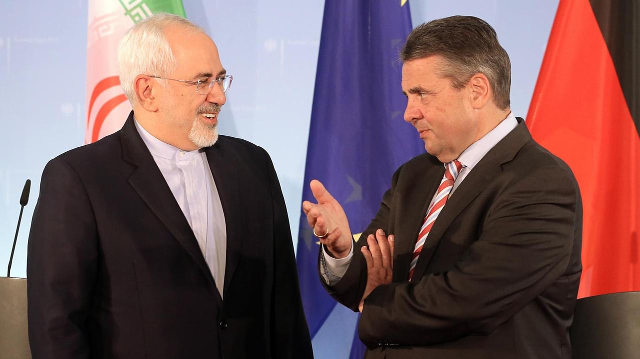 Der iranische Außenminister Mohammed Dschawad Sarif (l) wird am 27.06.2017 im Auswärtigen Amt in Berlin von Bundesaußenminister Sigmar Gabriel (SPD) verabschiedet.