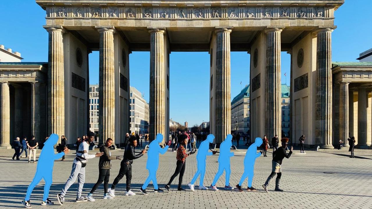Die ivorische Tanzgruppe "Les pieds dans la mare" machte vor dem Brandenburger Tor in einer Performance deutlich, dass fünf Tänzer  bei dem Gastspiel geflüchtet waren.   