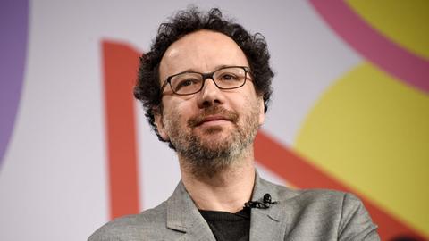 Carlo Chatrian lächelt in die Kamera